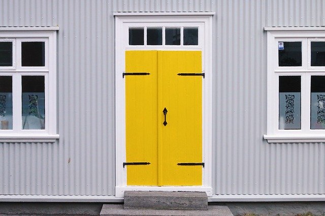 žluté dveře
