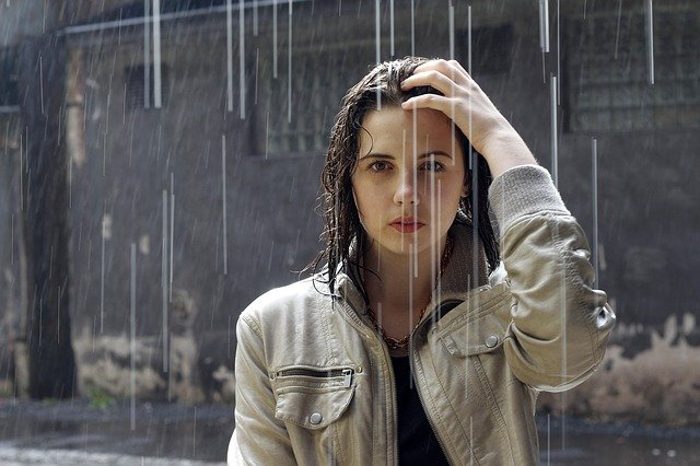 žena v dešti