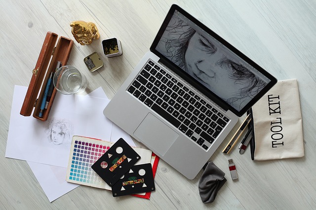 tvář na monitoru