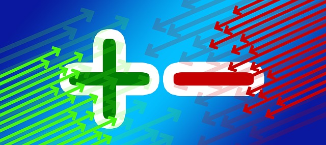 pozitiva a negativa směřující proti sobě